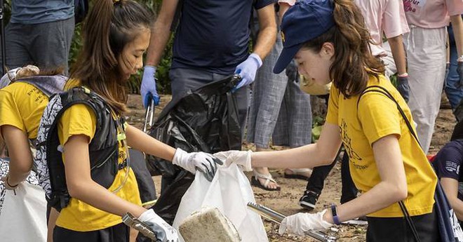 Cô bé 12 tuổi trở thành người hùng chống rác thải nhựa ở Thái Lan - Ảnh 1.