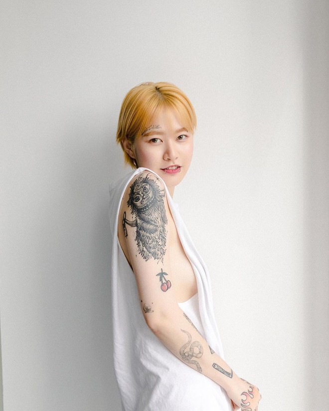 Nữ nghệ sĩ xăm dính tin hẹn hò Jungkook (BTS): Để tóc dài xinh và sexy bất ngờ, chính thức lên tiếng sau khi bị khủng bố - Ảnh 4.