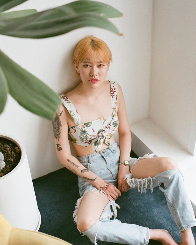 Nữ nghệ sĩ xăm dính tin hẹn hò Jungkook (BTS): Để tóc dài xinh và sexy bất ngờ, chính thức lên tiếng sau khi bị khủng bố - Ảnh 3.
