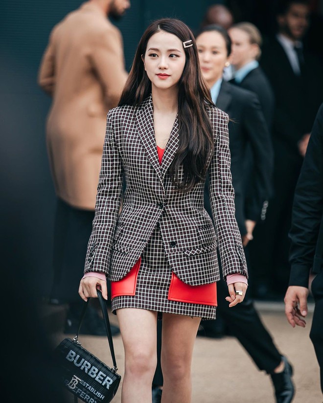 Nữ thần Jisoo (BLACKPINK) gây náo loạn trời Anh: Quá xinh và sang như tiểu thư quý tộc, ảnh chụp vội gây choáng - Ảnh 5.