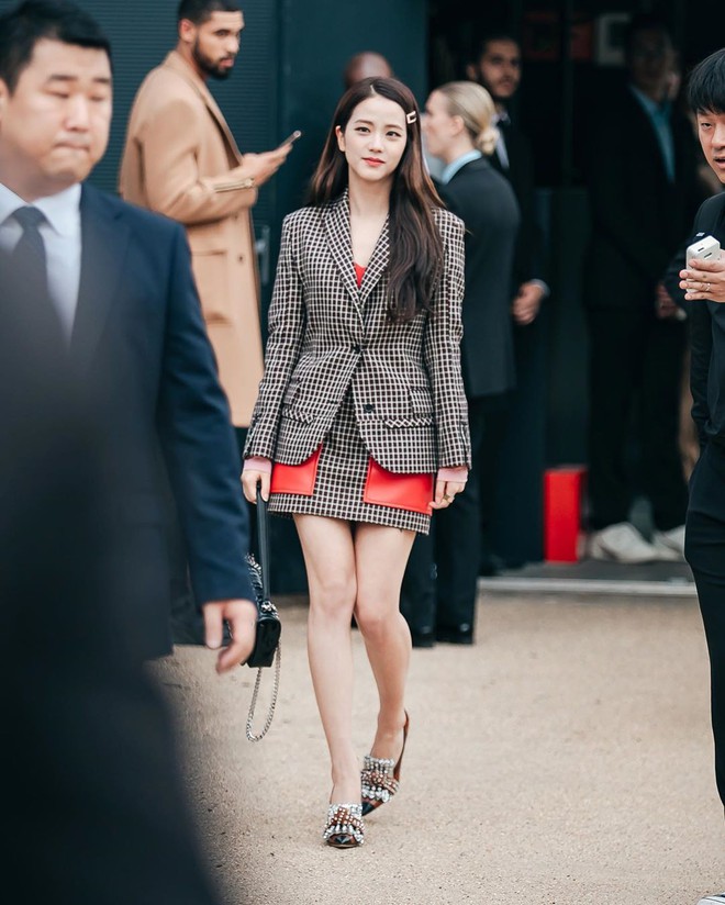 Nữ thần Jisoo (BLACKPINK) gây náo loạn trời Anh: Quá xinh và sang như tiểu thư quý tộc, ảnh chụp vội gây choáng - Ảnh 2.