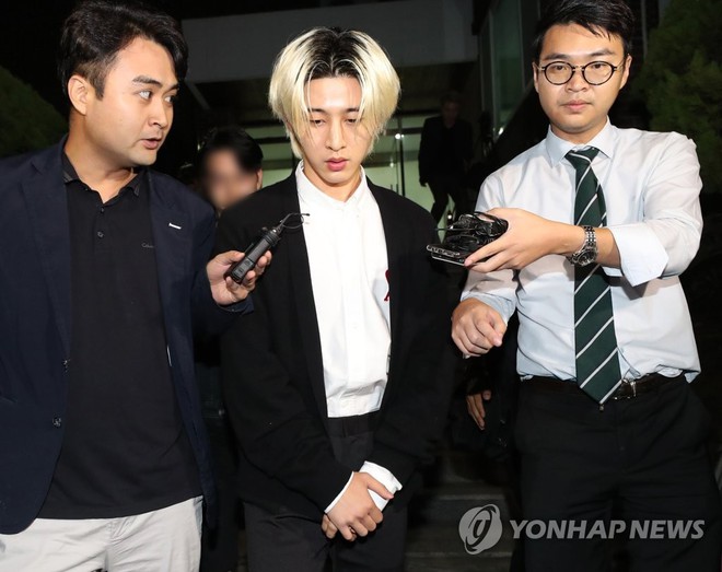 NÓNG: B.I (iKON) chính thức lộ diện sau 14 tiếng thẩm tra về ma túy với dáng vẻ gây sốc, thừa nhận một số cáo buộc - Ảnh 1.
