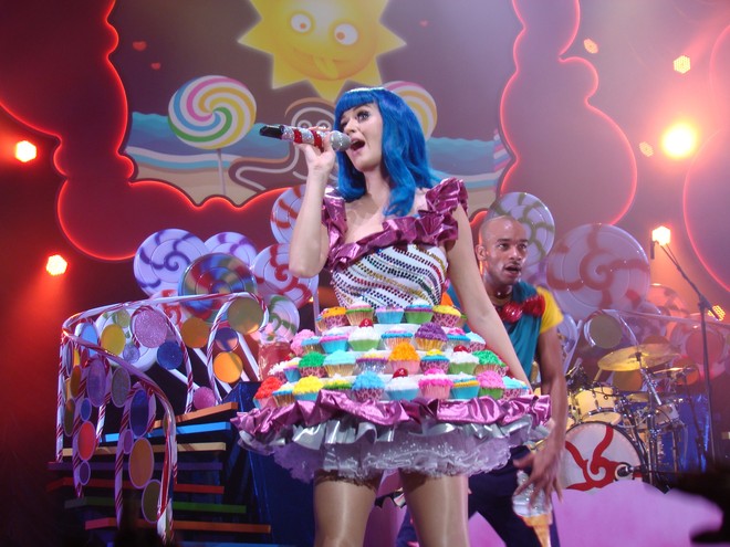 Những màn thay đồ chớp nhoáng của sao US-UK trên sân khấu: Trong khi Taylor Swift, Katy Perry phải vận hết công lực thì Jennifer Lopez đứng yên cũng ra hơn chục bộ váy - Ảnh 1.