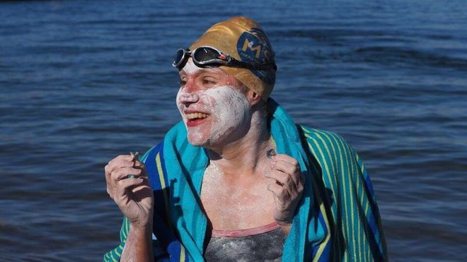 Nữ bệnh nhân ung thư lập kỷ lục bơi 4 lần không nghỉ qua Eo biển Manche - Ảnh 1.