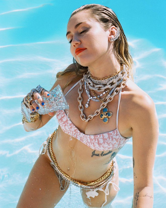 Ngỡ ngàng cuộc lột xác body ngoạn mục của Miley Cyrus trước và sau ly hôn: Khi không thuộc về ai là đỉnh nhất! - Ảnh 10.