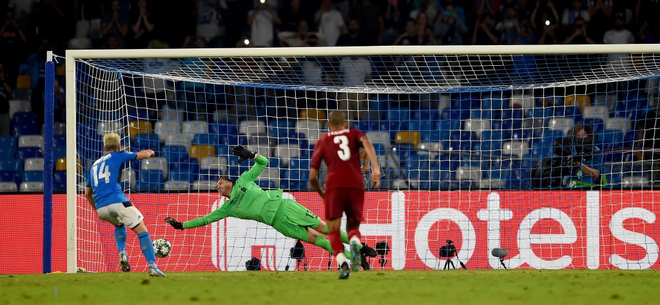 Trung vệ hay nhất thế giới biếu cho đối thủ bàn thắng, ĐKVĐ Liverpool thua trắng ở trận ra quân Champions League - Ảnh 5.