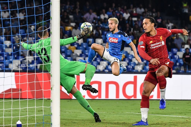 Trung vệ hay nhất thế giới biếu cho đối thủ bàn thắng, ĐKVĐ Liverpool thua trắng ở trận ra quân Champions League - Ảnh 7.