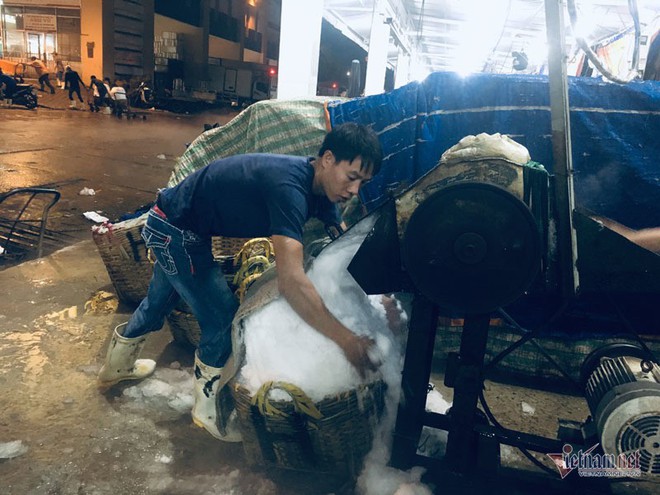 Vác đá lạnh xuyên đêm, anh công nhân phấn khởi nhận 400 ngàn đồng - Ảnh 2.