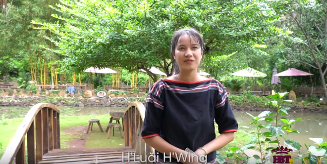 HLuăi Hwing: Cô bé Ê-đê 18 tuổi được HHen Niê chiêu mộ đi thi Hoa hậu lột xác thành bản sao Phạm Hương - Ảnh 2.