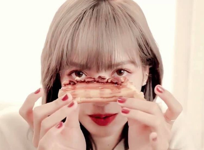 Ăn bánh uống trà thôi mà Lisa (BLACKPINK) cũng phải ở 1 level khác: 30 giây là đủ “ngất xỉu”, “truỵ tim” rồi! - Ảnh 6.