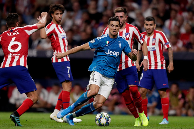 T&igrave;nh huống h&agrave;ng thủ chắc chắn nhất thế giới t&aacute; hỏa bủa v&acirc;y Ronaldo trong v&ograve;ng cấm nhưng đ&acirc;u biết họ đ&atilde; mắc sai lầm lớn - Ảnh 2.