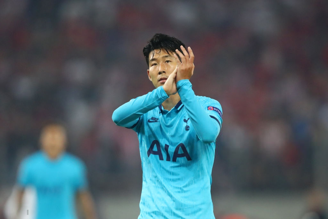 Son Heung-min gây sốt với biểu cảm buồn bã khi phải ngồi dự bị nhưng các fan còn phát hiện thêm một chi tiết đáng chú ý từ bàn tay anh chàng - Ảnh 3.