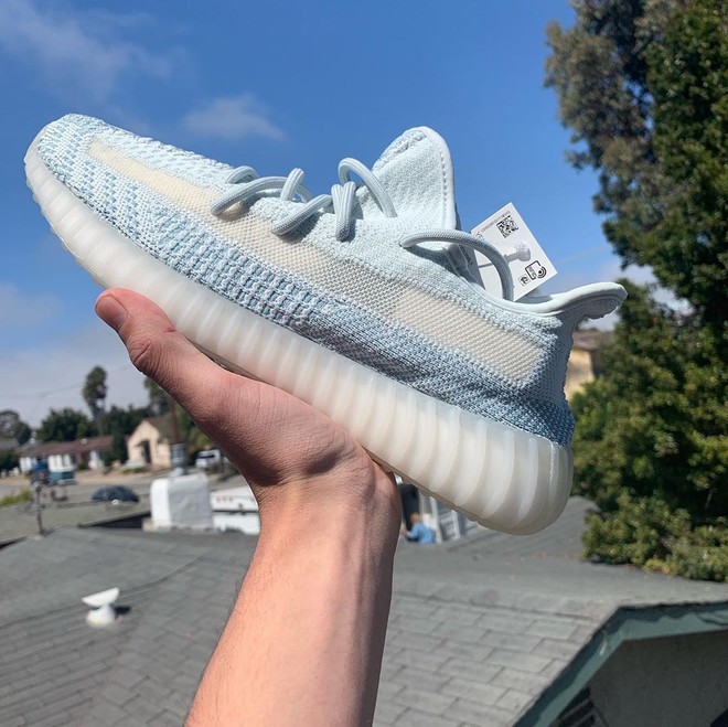 Siêu phẩm Yeezy Mây Trắng chuẩn bị mở bán tại Hà Nội, hàng trăm đầu giày xếp hàng lấy số từ trước 2 ngày  - Ảnh 1.