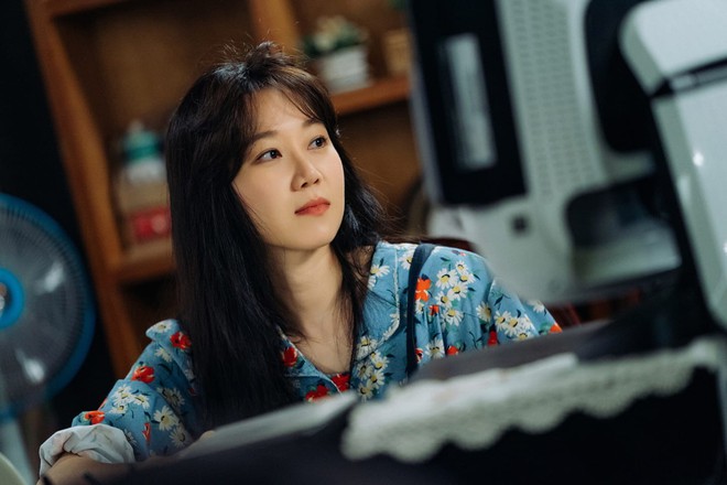 Chị mẹ đơn thân” Gong Hyo Jin ở không rù quến trai trẻ Kang Ha Neul ngay tập 1 Khi Cây Trà Trổ Hoa - Ảnh 3.