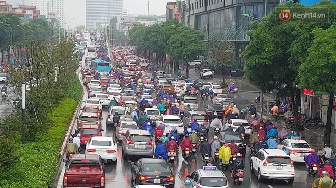 Ảnh, clip: Mưa lớn đúng giờ cao điểm, người dân chen chân nhích từng chút một trên những tuyến đường ùn tắc - Ảnh 9.