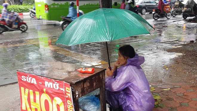 Ảnh, clip: Mưa lớn đúng giờ cao điểm, người dân chen chân nhích từng chút một trên những tuyến đường ùn tắc - Ảnh 7.