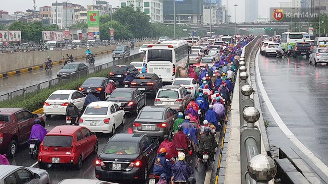 Ảnh, clip: Mưa lớn đúng giờ cao điểm, người dân chen chân nhích từng chút một trên những tuyến đường ùn tắc - Ảnh 2.