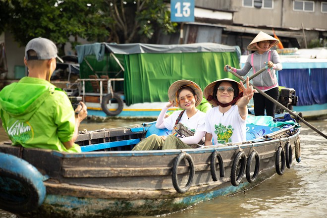 Võ Hoàng Yến mặc áo bà ba, rao bán trái cây giữa chợ nổi Cái Răng - Ảnh 3.