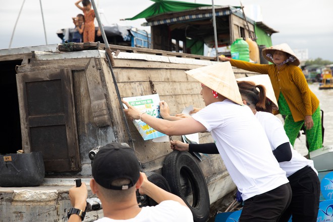 Võ Hoàng Yến mặc áo bà ba, rao bán trái cây giữa chợ nổi Cái Răng - Ảnh 7.