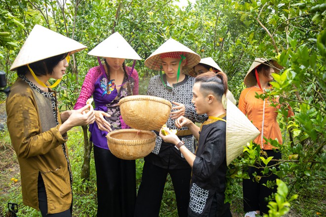 Võ Hoàng Yến mặc áo bà ba, rao bán trái cây giữa chợ nổi Cái Răng - Ảnh 10.