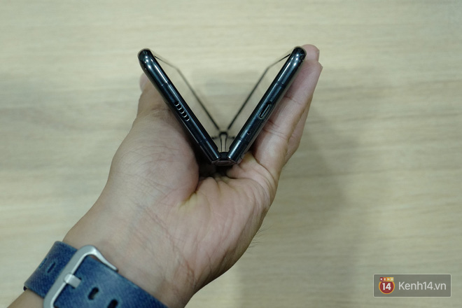 Siêu phẩm màn hình gập Galaxy Fold duy nhất của Việt Nam: Độ chảnh ăn đứt iPhone 11, nhưng giá thì trời ơi... - Ảnh 3.