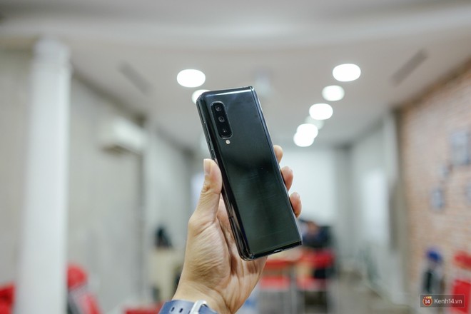 Siêu phẩm màn hình gập Galaxy Fold duy nhất của Việt Nam: Độ chảnh ăn đứt iPhone 11, nhưng giá thì trời ơi... - Ảnh 4.
