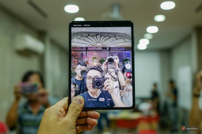 Siêu phẩm màn hình gập Galaxy Fold duy nhất của Việt Nam: Độ chảnh ăn đứt iPhone 11, nhưng giá thì trời ơi... - Ảnh 9.
