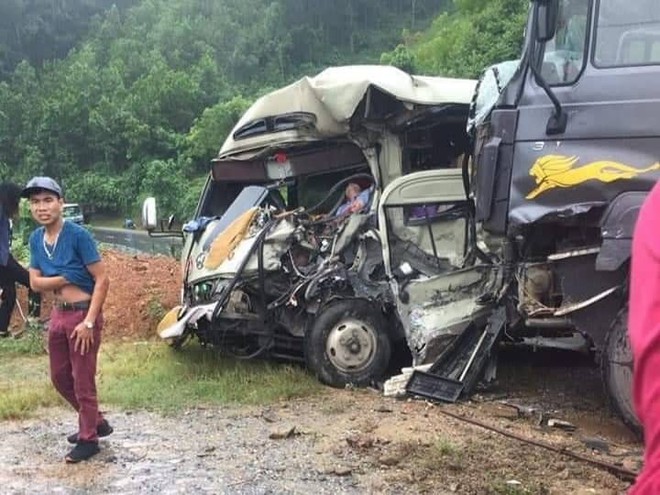 Phú Thọ: Xe khách đối đầu xe ben trên quốc lộ, 6 người nhập viện cấp cứu - Ảnh 1.
