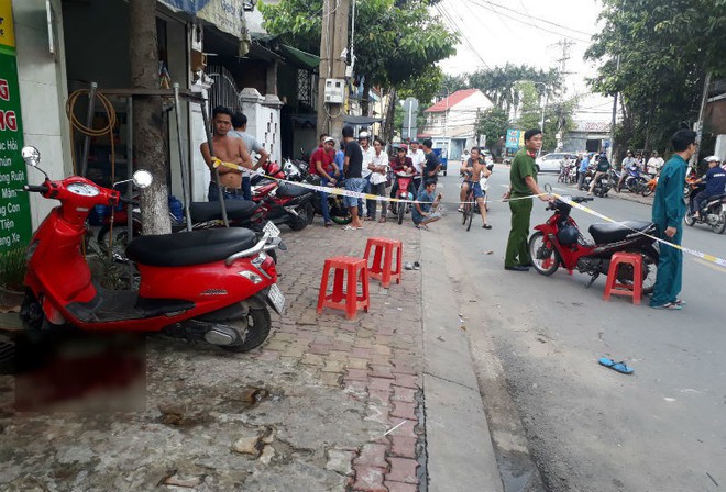 Đang chạy xe máy trên đường, cô gái bất ngờ bị nam thanh niên cầm dao đâm liên tiếp, gục bên vũng máu - Ảnh 1.