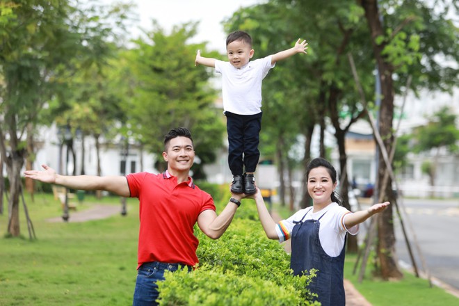 “Hoàng tử xiếc” Quốc Cơ hạnh phúc thông báo bà xã đang mang thai lần 2 - Ảnh 1.