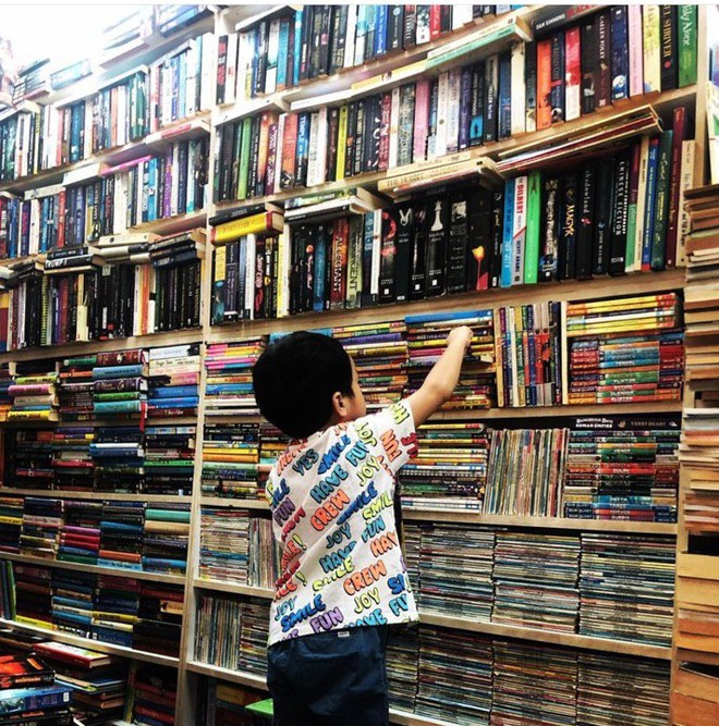 Louis Nguyễn hạnh ph&uacute;c khoe con trai h&aacute;o hức lựa s&aacute;ch, thay lời chứng minh ho&agrave;ng tử b&eacute; nay đ&atilde; lớn - Ảnh 1.