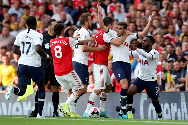 Son Heung-min buồn bã cảm ơn khán giả sau khi đội nhà không thể đánh bại đại kình địch Arsenal dù đã dẫn trước tới 2 bàn - Ảnh 10.