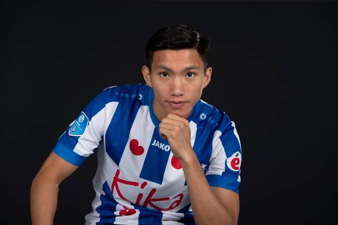 Đoàn Văn Hậu tự tin nở nụ cười rạng rỡ trong ngày ra mắt đội bóng Hà Lan SC Heerenveen - Ảnh 2.