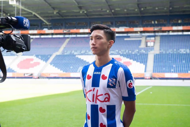 Đoàn Văn Hậu tự tin nở nụ cười rạng rỡ trong ngày ra mắt đội bóng Hà Lan SC Heerenveen - Ảnh 4.