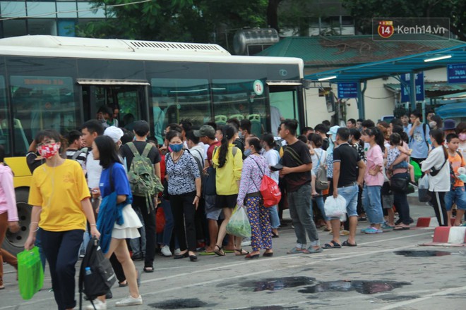 Kết thúc 3 ngày nghỉ lễ 2/9: Các bến xe ở Hà Nội quá tải, cửa ngõ TP.HCM kẹt cứng hàng ngàn phương tiện - Ảnh 15.