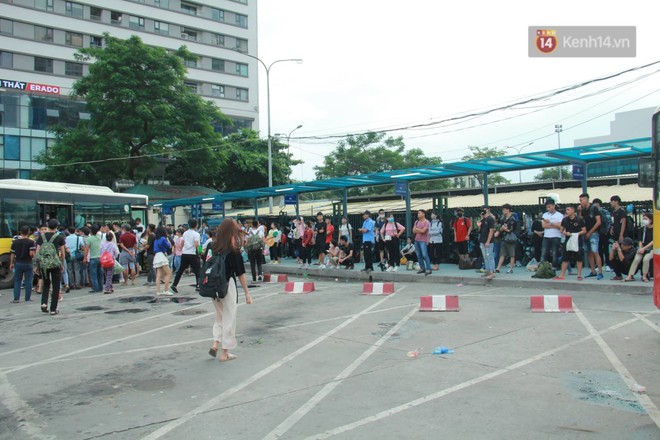 Kết thúc 3 ngày nghỉ lễ 2/9: Các bến xe ở Hà Nội quá tải, cửa ngõ TP.HCM kẹt cứng hàng ngàn phương tiện - Ảnh 16.