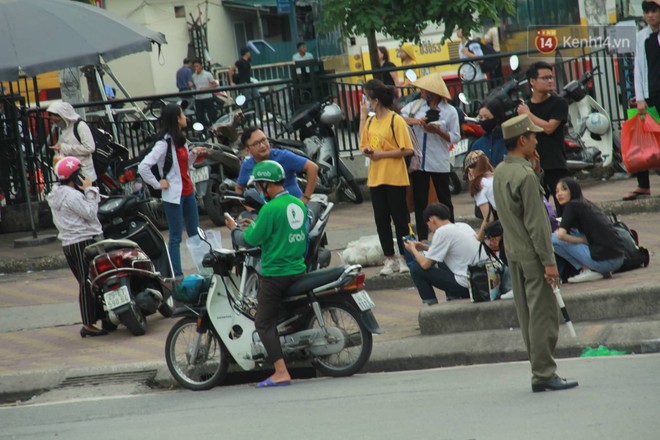 Kết thúc 3 ngày nghỉ lễ 2/9: Các bến xe ở Hà Nội quá tải, cửa ngõ TP.HCM kẹt cứng hàng ngàn phương tiện - Ảnh 2.