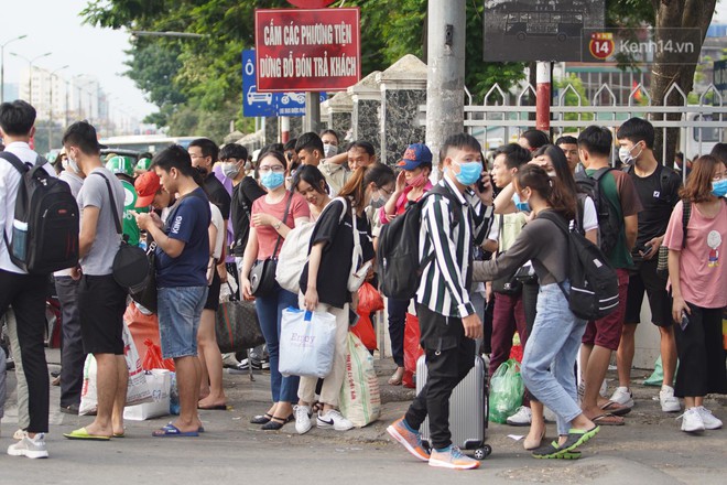 Kết thúc 3 ngày nghỉ lễ 2/9: Các bến xe ở Hà Nội quá tải, cửa ngõ TP.HCM kẹt cứng hàng ngàn phương tiện - Ảnh 9.
