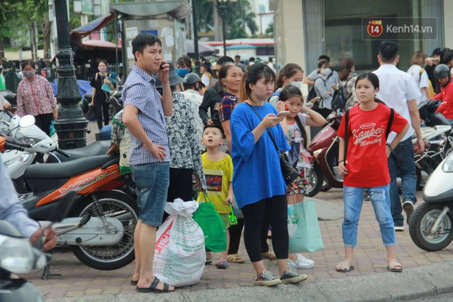 Kết thúc 3 ngày nghỉ lễ 2/9: Các bến xe ở Hà Nội quá tải, cửa ngõ TP.HCM kẹt cứng hàng ngàn phương tiện - Ảnh 4.