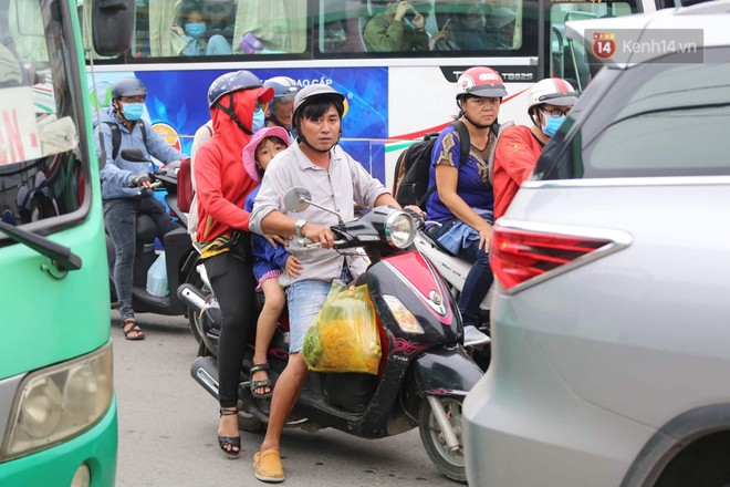 Kết thúc 3 ngày nghỉ lễ 2/9: Các bến xe ở Hà Nội quá tải, cửa ngõ TP.HCM kẹt cứng hàng ngàn phương tiện - Ảnh 32.