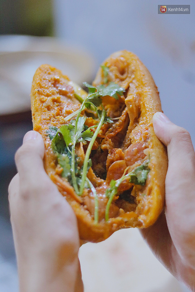 Bánh mì dân tổ là một món ăn đặc trưng của Việt Nam, đầy đủ hương vị và nguyên liệu truyền thống đem lại cho người ăn một trải nghiệm thú vị. Hãy đến xem hình ảnh về bánh mì dân tổ để cảm nhận sự tinh tế và khác biệt của đặc sản này.