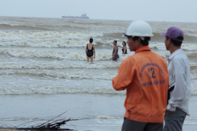 Du kh&aacute;ch th&iacute;ch th&uacute; tắm biển Cửa L&ograve; khi hai &aacute;p thấp nhiệt đới ho&agrave;nh h&agrave;nh tr&ecirc;n biển Đ&ocirc;ng - Ảnh 3.