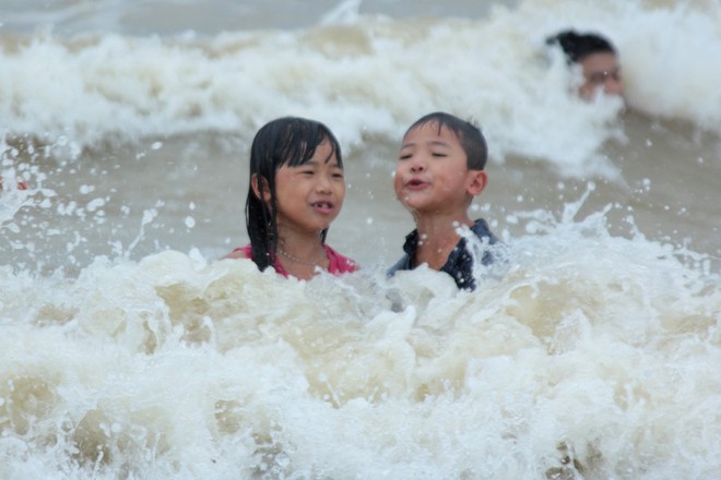 Du kh&aacute;ch th&iacute;ch th&uacute; tắm biển Cửa L&ograve; khi hai &aacute;p thấp nhiệt đới ho&agrave;nh h&agrave;nh tr&ecirc;n biển Đ&ocirc;ng - Ảnh 5.