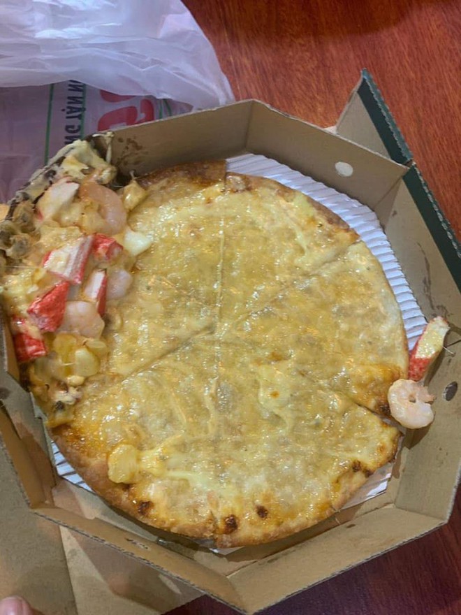 Vì mải đu đưa, anh shipper “remix” pizza thành phiên bản “khoả thân”, cô nàng nhận bánh mà không biết nên khóc hay cười - Ảnh 2.