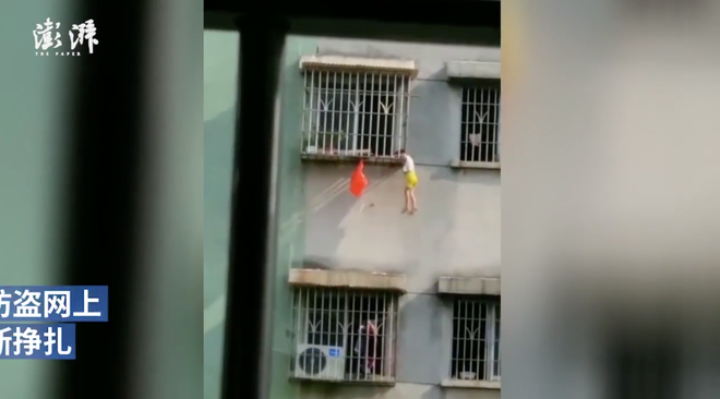 Ph&aacute;t hiện điều kỳ lạ ở nh&agrave; đối diện, người phụ nữ nhanh ch&oacute;ng b&aacute;o cảnh s&aacute;t, may mắn cứu được đứa trẻ 5 tuổi su&yacute;t tử vong - Ảnh 2.