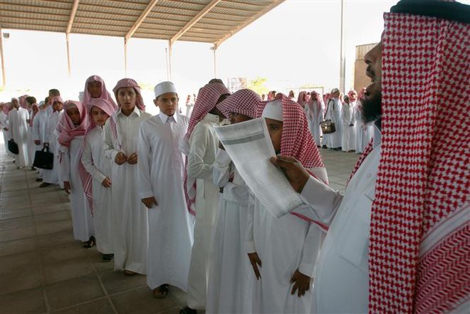 Saudi Arabia lần đầu tiên cho phép giáo viên nữ được dạy học sinh nam - Ảnh 1.