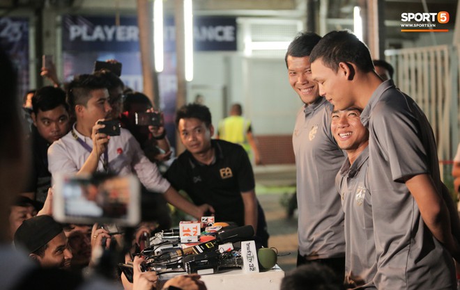 Chú lùn của tuyển Thái Lan trêu chọc cầu thủ U23 đấm Trọng Ỉn - Ảnh 7.