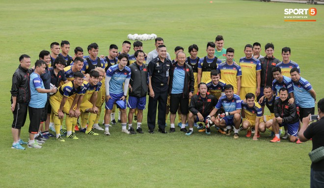 HLV Park Hang-seo và trợ lý Lee Young-jin đứng hình khi gặp sĩ quan Thái Lan, sung sướng vỡ oà khi nhận ra đó là đồng đội cũ - Ảnh 13.