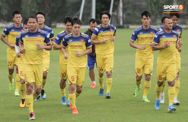 Công Phượng rạng rỡ ở buổi tập đầu tiên cùng tuyển Việt Nam, xoá tan mệt mỏi sau hành trình dài từ Bỉ - Ảnh 9.