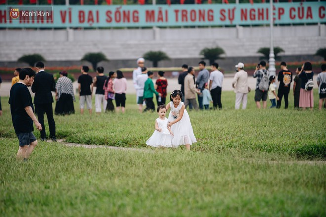 Hà Nội của sớm mai ngày Tết Độc lập: Buổi lễ chào cờ thiêng liêng trước quảng trường Ba Đình, đường phố bình yên nhẹ nhàng - Ảnh 6.